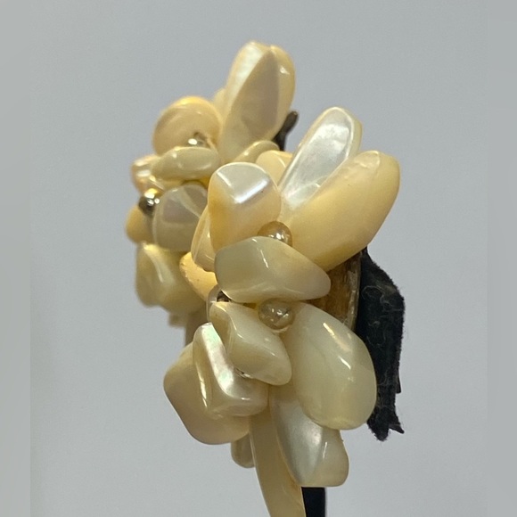 MADE IN JAPAN, VINTAGE CLIP ON EARRINGS. - Picture 9 of 9